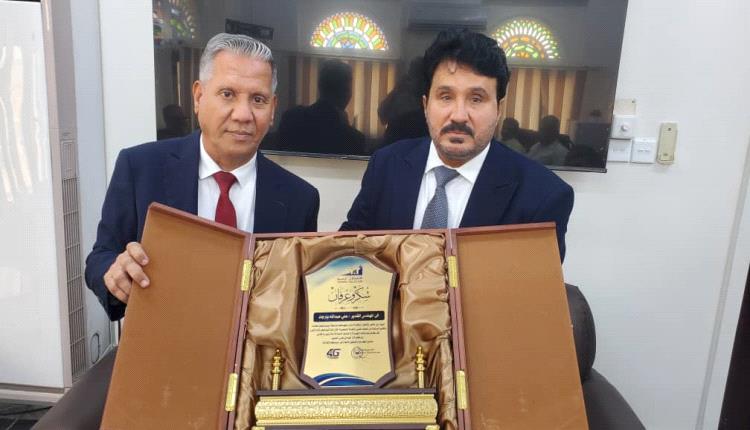 قدم درعاً للمهندس بارجاء.. مدير اتصالات ساحل حضرموت الجديد خالد العساني يتسلم مهامه رسمياً بالمكلا