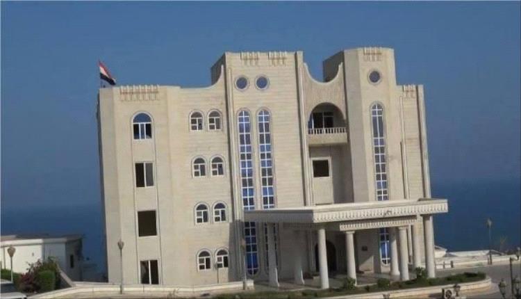مضادات ارضية تحاول التصدي لطائرة مسيرة في عدن.