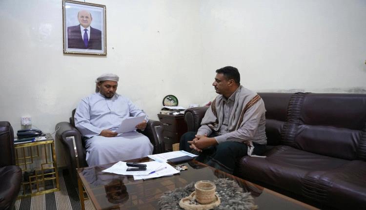 محافظ سقطرى يناقش وضع المياه واحتياجات فرع المؤسسة المحلية بقلنسية