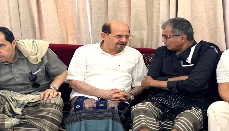 رئيس الوزراء الزنداني وعدد من المسؤولين يتقدمون المعزّين في وفاة والدة عدنان القلعة