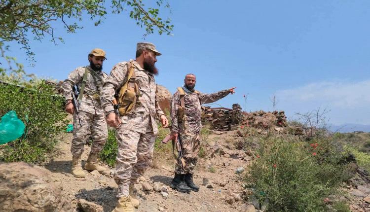 قائد المنطقة العسكرية الرابعة يتفقد الخطوط الأمامية لجبهة الضالع