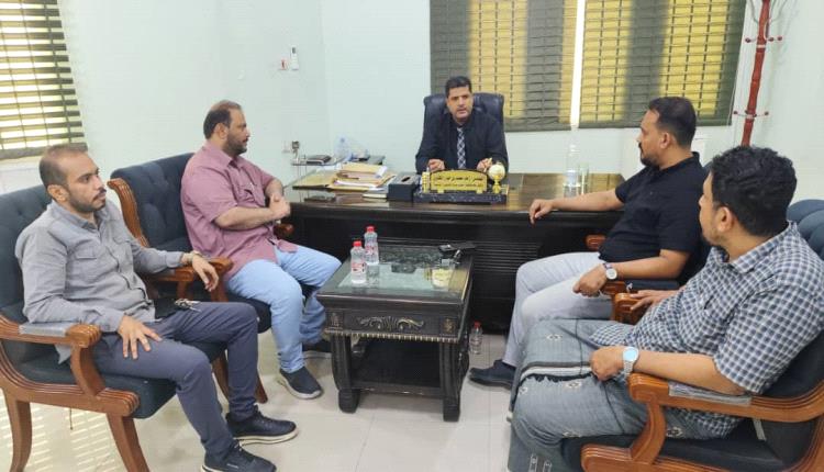 الوكيل الكثيري يناقش تأهيل وتطوير عدد من المنشآت الرياضية بساحل حضرموت