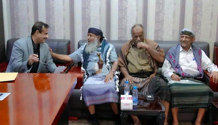 المحافظ بن الوزير يلتقي عددًا من الوجهاء والشخصيات الاجتماعية من منطقة هدى بمديرية حبان