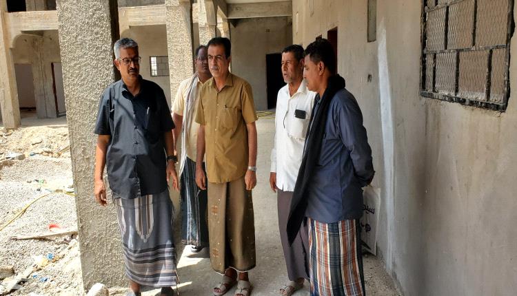 مدير عام مديرية القطن يتفقد سير العمل في مشروع بناء مدرسة الوحدة للتعليم الأساسي بمنطقة الساحة
