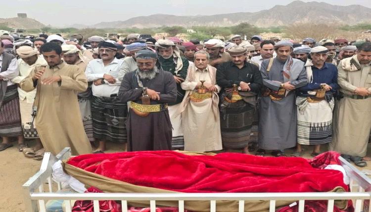 يتقدمهم المحافظ بن الوزير.. جموع غفيرة تشييع الشخصية التربوية القاضي محمد مبارك الديولي