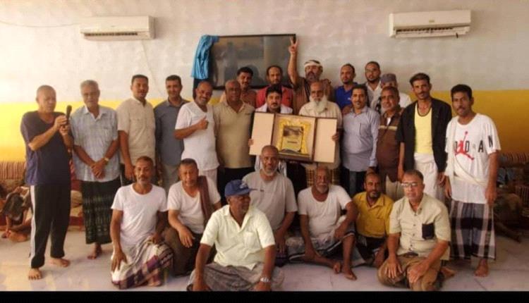 موظفو اتصالات ساحل حضرموت يقدمون درعاً تذكارياً للأستاذ خالد العساني بمناسبة نيله الثقة وتكليفه مديراً عاماً للفرع