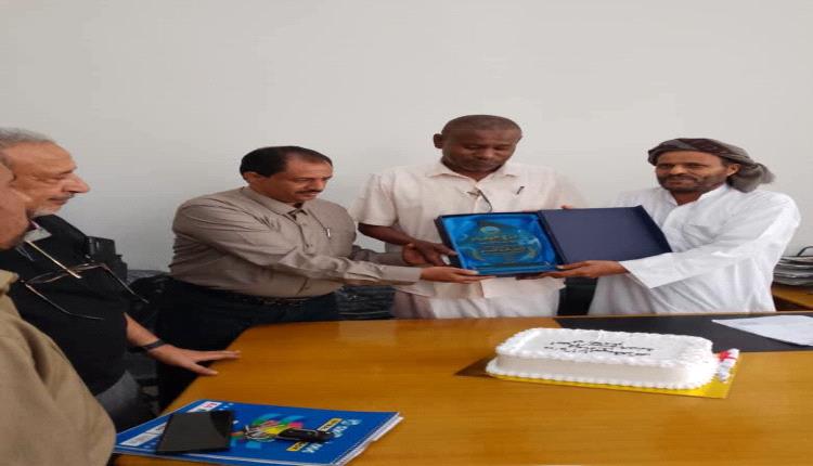 مدير عام المؤسسة العامة للمياه والصرف الصحي بالمهرة يكرّم المدير المالي والإداري السابق