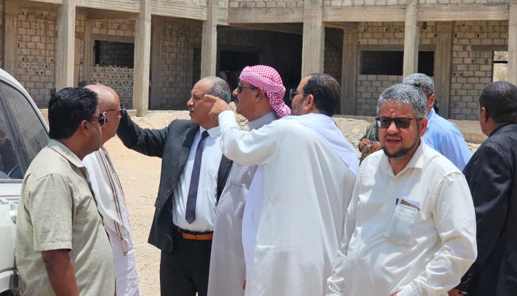 وكيل محافظة حضرموت لشؤون الوادي والصحراء يزور مديرية السوم ويفتتح سكن الأطباء بمستشفى السوم