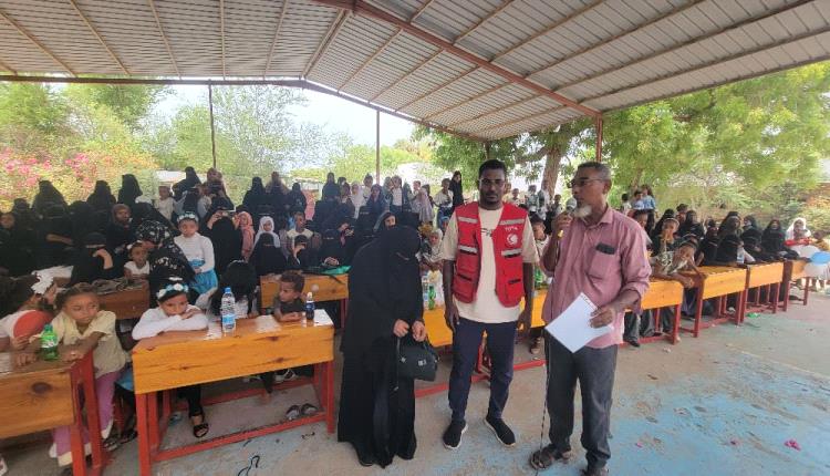 الهلال الأحمر اليمني فرع أبين يشارك في ختام المخيم الصيفي بمدرسة الفتح بالمسيمير ويُكرّم القائمين عليه