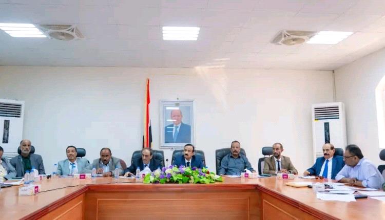 برئاسة المحافظ بن الوزير.. المكتب التنفيذي يعقد دورته الاعتيادية ويقف أمام مستوى أداء عدد من القطاعات