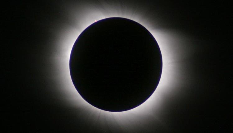 خسوف جزئي للقمر يُشاهد في اليمن فجر الجمعة.. تفاصيل المواعيد ونسب الخسوف في المحافظات