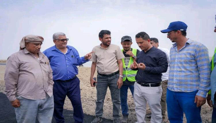 مدير الأشغال العامة والطرق بأبين يتفقد أعمال صيانة طريق العلم – دوفس
