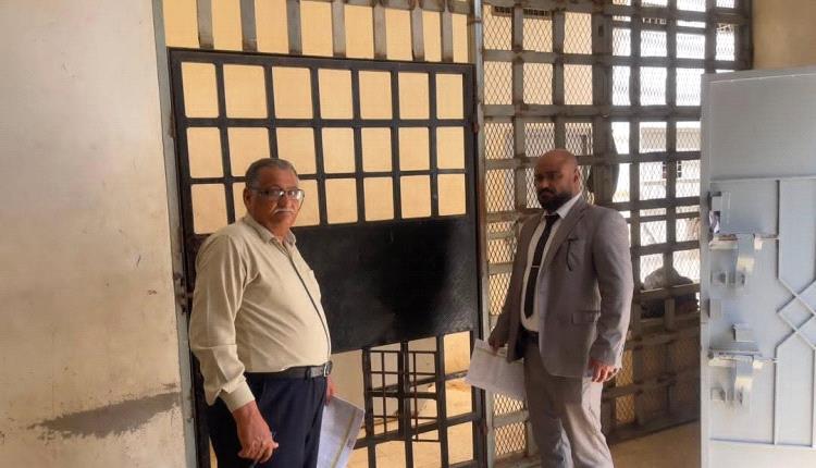 القائم بأعمال رئيس نيابة استئناف جنوب عدن يتفقد المحتجزين بسجن البحث الجنائي