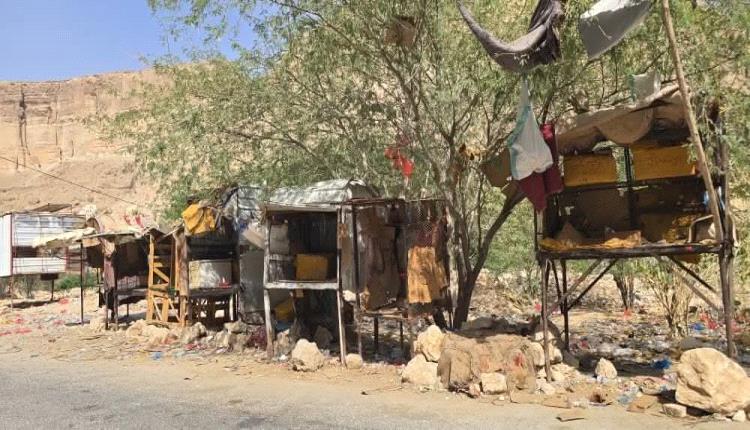 ناشط ينتقد منع بيع القات في الخريبة والرباط والسماح البيع في منطقة القويرة بدوعن
