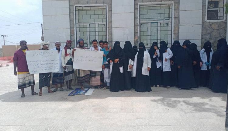 كوادر القطاع الصحي في أحور تنظم وقفة احتجاجية للمطالبة بالعدول عن قرار إقالة المدحدح