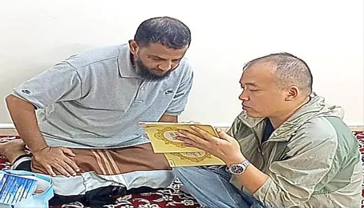 صيني يعتنق الإسلام في عدن