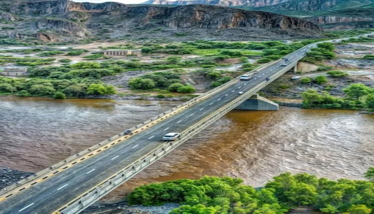 عاجل.. وفاة طفل غرقًا في سيل جسر وادي بناء بمحافظة لحج