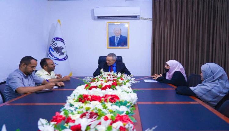 الوزير اليافعي يناقش أوضاع مركز النور ويؤكد اعتماد 63 وظيفة للمكفوفين
