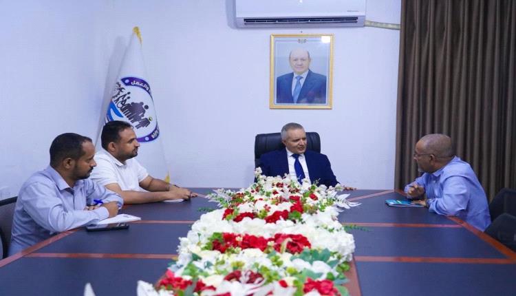 وزير الشؤون الاجتماعية والعمل يناقش أوضاع مكتب الوزارة في أبين وسبل تطوير أدائه