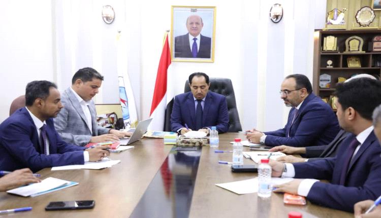 وزير الشباب والرياضة يبحث تعزيز التعاون مع بنك عدن الأول