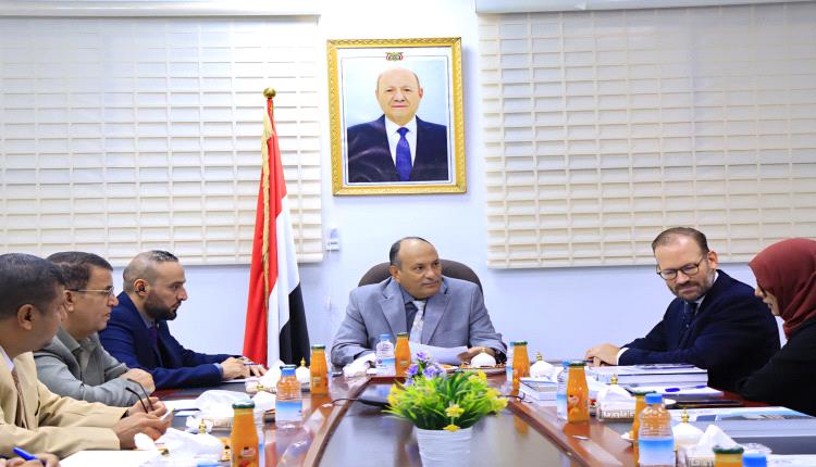 نائب وزير الصناعة يبحث مع المستشار الاقتصادي للمبعوث الأممي تعزيز الاستقرار والتعافي الاقتصادي