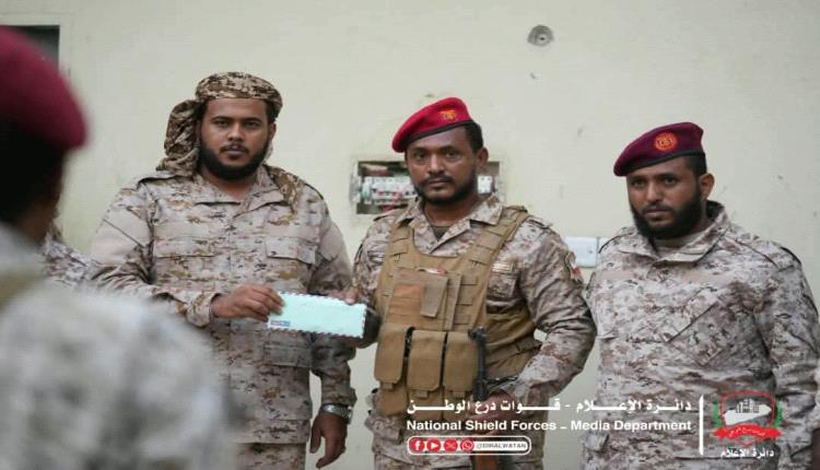 قيادة الفرقة الثانية تكرم أفراد اللواء الثاني بنقطة الغرف تقديراً ليقظتهم وانضباطهم الأمني