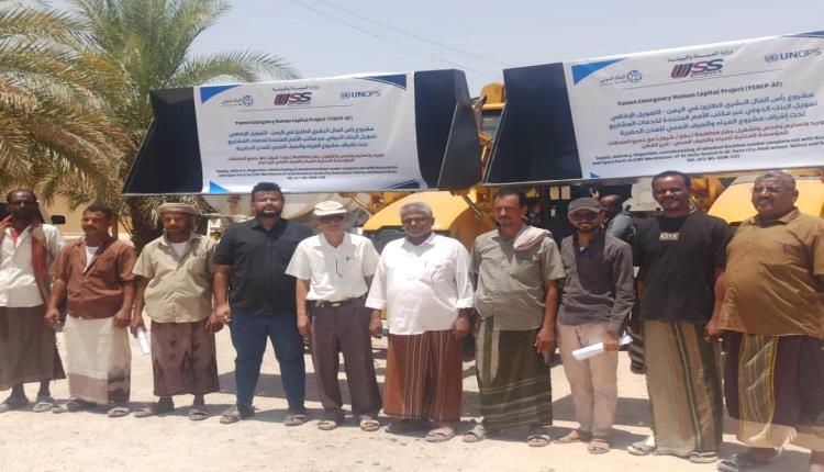 بتمويل من البنك الدولي.. مياه وادي حضرموت تتسلم آليتين «Backhoe» لدعم أعمال الشبكات