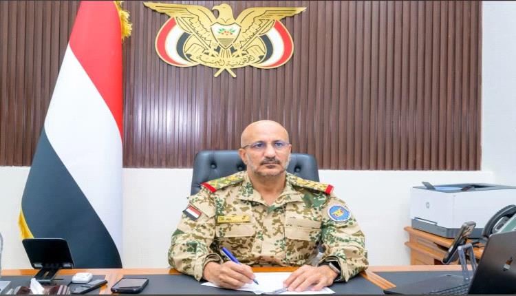 طارق صالح يعقد اجتماع مع رئيس الوزراء وعدد من الوزراء ومحافظي تعز والحديدة