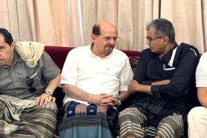 رئيس الوزراء الزنداني وعدد من المسؤولين يتقدمون المعزّين في وفاة والدة عدنان القلعة