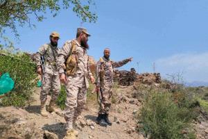 قائد المنطقة العسكرية الرابعة يتفقد الخطوط الأمامية لجبهة الضالع