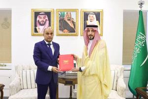 بريك يسلّم أوراق اعتماده سفيرًا لليمن لدى السعودية