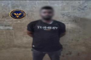 قوات طوق العاصمة عدن تضبط مطلوبًا أمنيًا متهمًا ببيع طقم عسكري