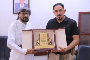 مدير عام شبام يكرّم مدير أمن وشرطة المديرية السابق الرائد محمد غلاب