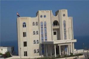 مضادات ارضية تحاول التصدي لطائرة مسيرة في عدن.