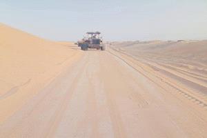 بتمويل صندوق صيانة الطرق بعدن.. تواصل الأعمال الطارئة لإزالة الرمال من طرق محافظة شبوة
