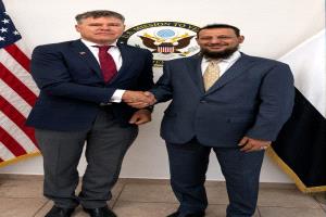 المحافظ شيخ يبحث مع القائم بأعمال السفير الأمريكي الاعتداءات الحوثية على الملاحة والأوضاع في العاصمة عدن
