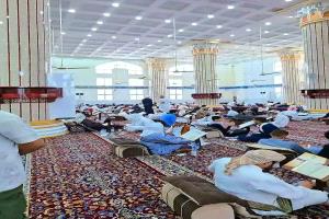 العاصمة عدن تحتفي بأهل القرآن.. 440 حافظًا وحافظة يسردون كتاب الله كاملًا في جلسة واحدة
