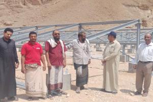 مدير عام المؤسسة المحلية للمياه والصرف الصحي مناطق وادي حضرموت يتفقد مشروع الطاقة الشمسية بحقل موشح بشبام