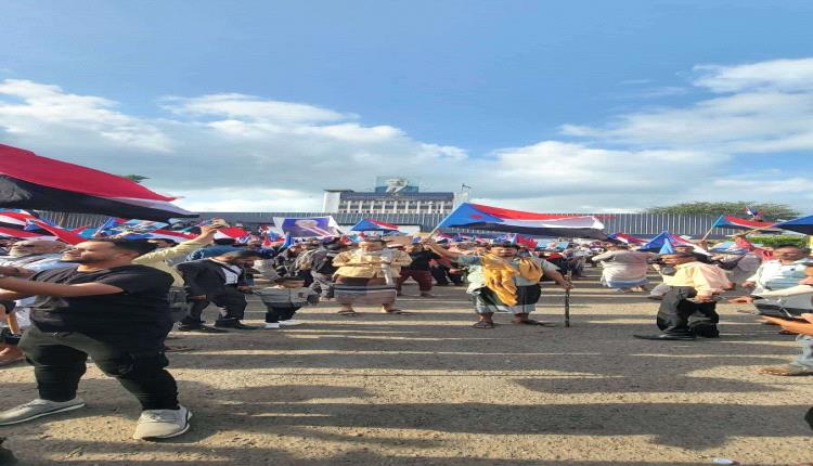 محافظ عدن يصدر أوامر بإزالة الوجود العسكري من مقر الجمعية العمومية