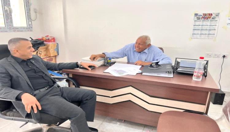 العُمري يتفقده مكتب الصناعة بالمنصورة ويوجه بتكثيف الجهود لحماية المستهلك خلال شهر رمضان المبارك