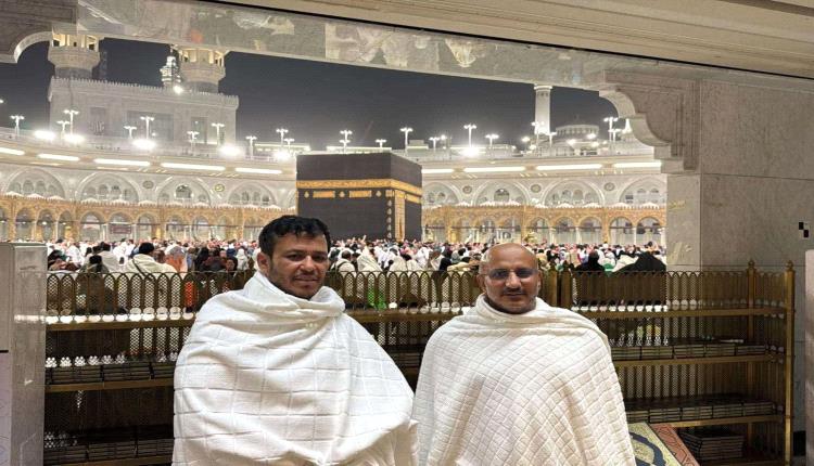 العليمي وطارق صالح يؤدّيان مناسك العمرة