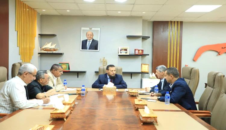 محافظ عدن يبحث مع رئيس الغرفة التجارية تعزيز الشراكة الاقتصادية وإنشاء صندوق استثماري لدعم العاصمة