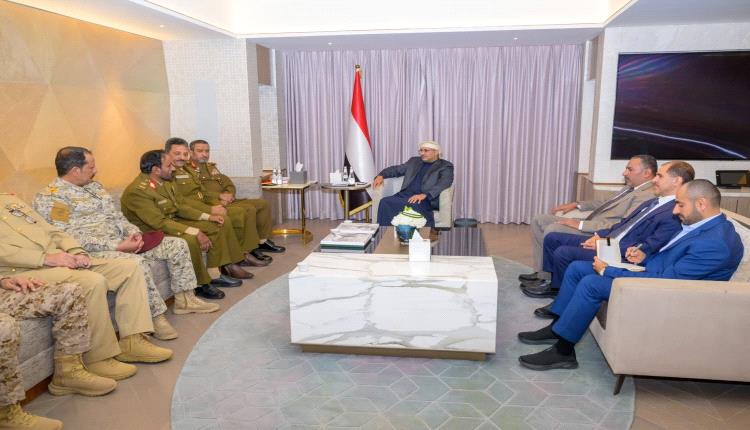 عضو مجلس القيادة طارق صالح يطّلع على الوضع العملياتي في الجبهات والمحاور