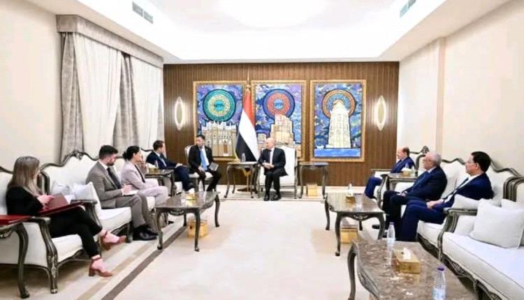 رئيس مجلس القيادة يستقبل وزير الدولة البريطاني لشؤون الشرق الأوسط