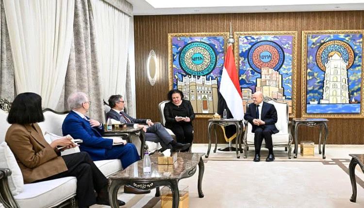 العليمي يؤكد التزام اليمن بالشراكة الدولية لمكافحة الإرهاب وحماية الملاحة