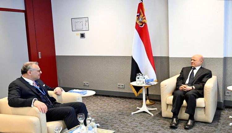 رئيس مجلس القيادة يبحث مع مستشار الرئيس الأميركي دعم الدولة اليمنية وردع مشروع إيران