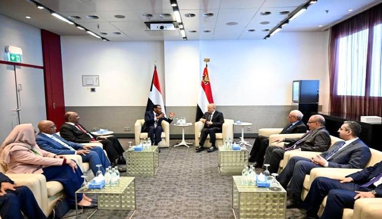 رئيس مجلس القيادة يجدد موقف اليمن الثابت والداعم لوحدة السودان وسيادته وسلامة أراضيه