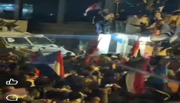 إطلاق نار كثيف بمحيط قصر المعاشيق عقب احتشاد أمام البوابة