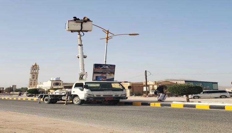 بتكليف من قيادة المديرية.. استكمال مشروع إنارة شوارع حيوية في تريم بكاشفات LED حديثة