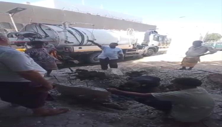 بعد إزالة العوائق.. مياه عدن تنفذ معالجة شاملة لشبكة الصرف بحي السفارات